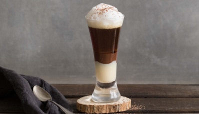 Café bombón con chocolate y espuma de leche