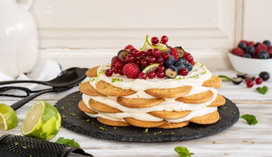 Tarta de Galletas con leche condensada, lima y frutos rojos