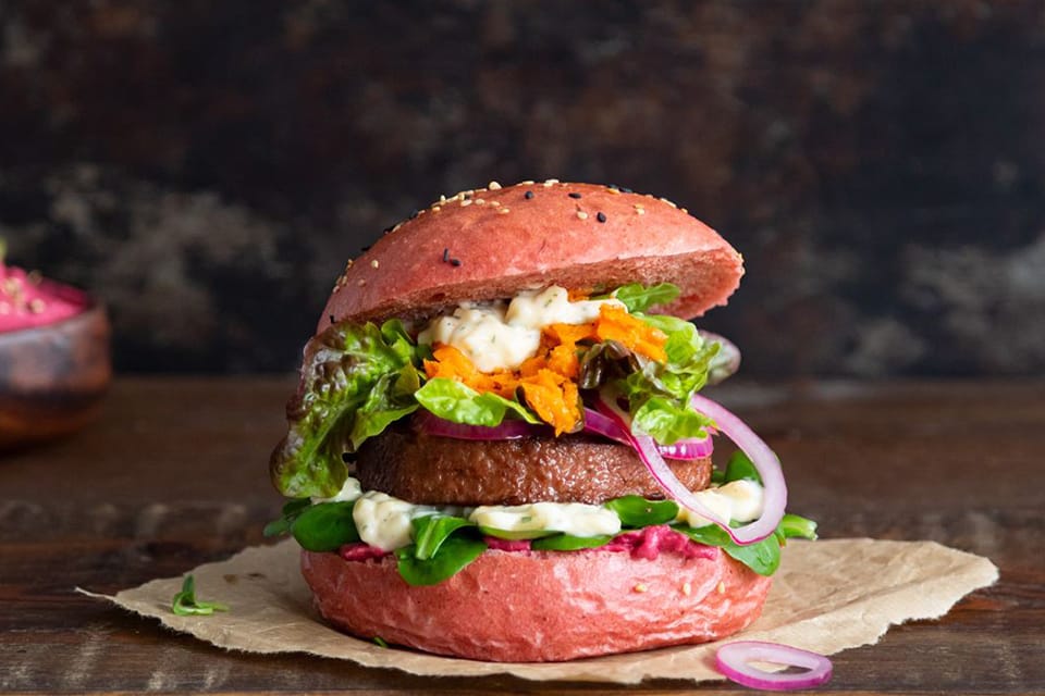 Hamburguesa vegetariana con pan de remolacha