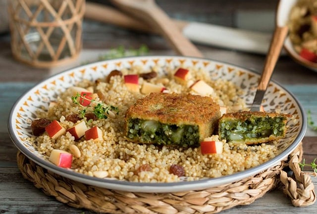 Empanado de espinacas y queso con ensalada de quinoa