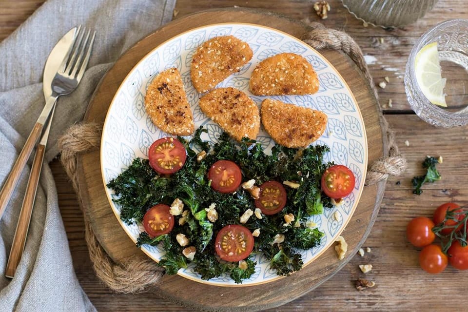 Nuggets vegetarianos con chips de kale