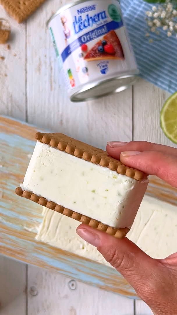 Helado de tarta de queso y lima