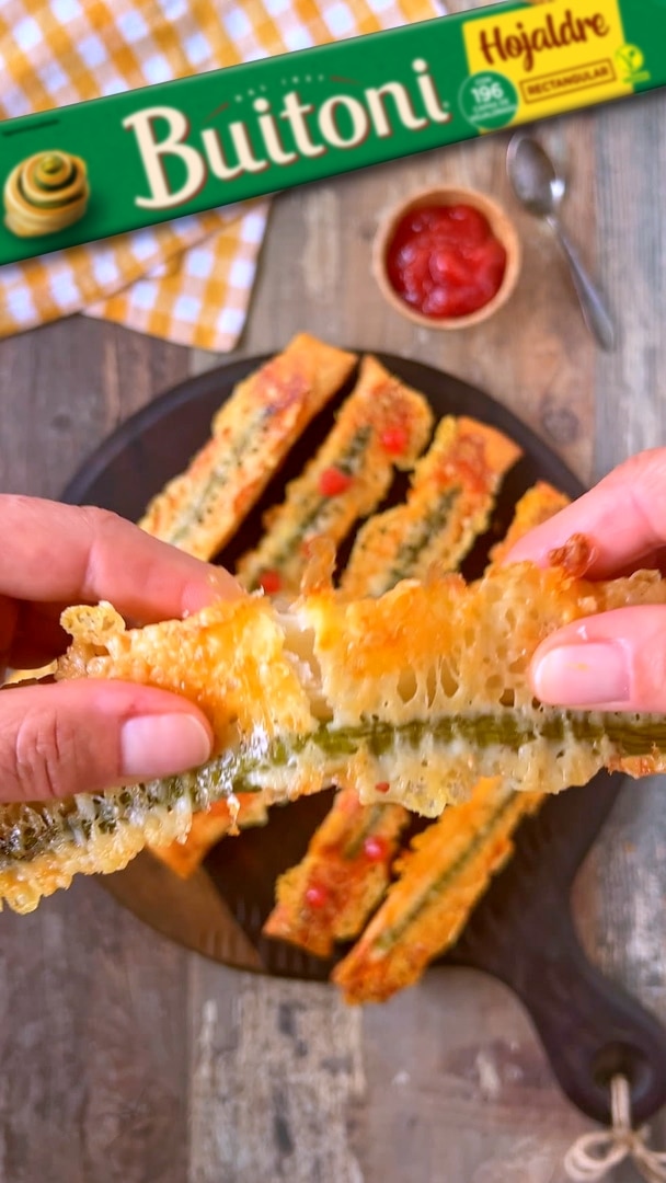 Crujiente de parmesano con hojaldre y espárragos