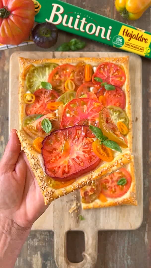 Hojaldre con tomates y queso de cabra