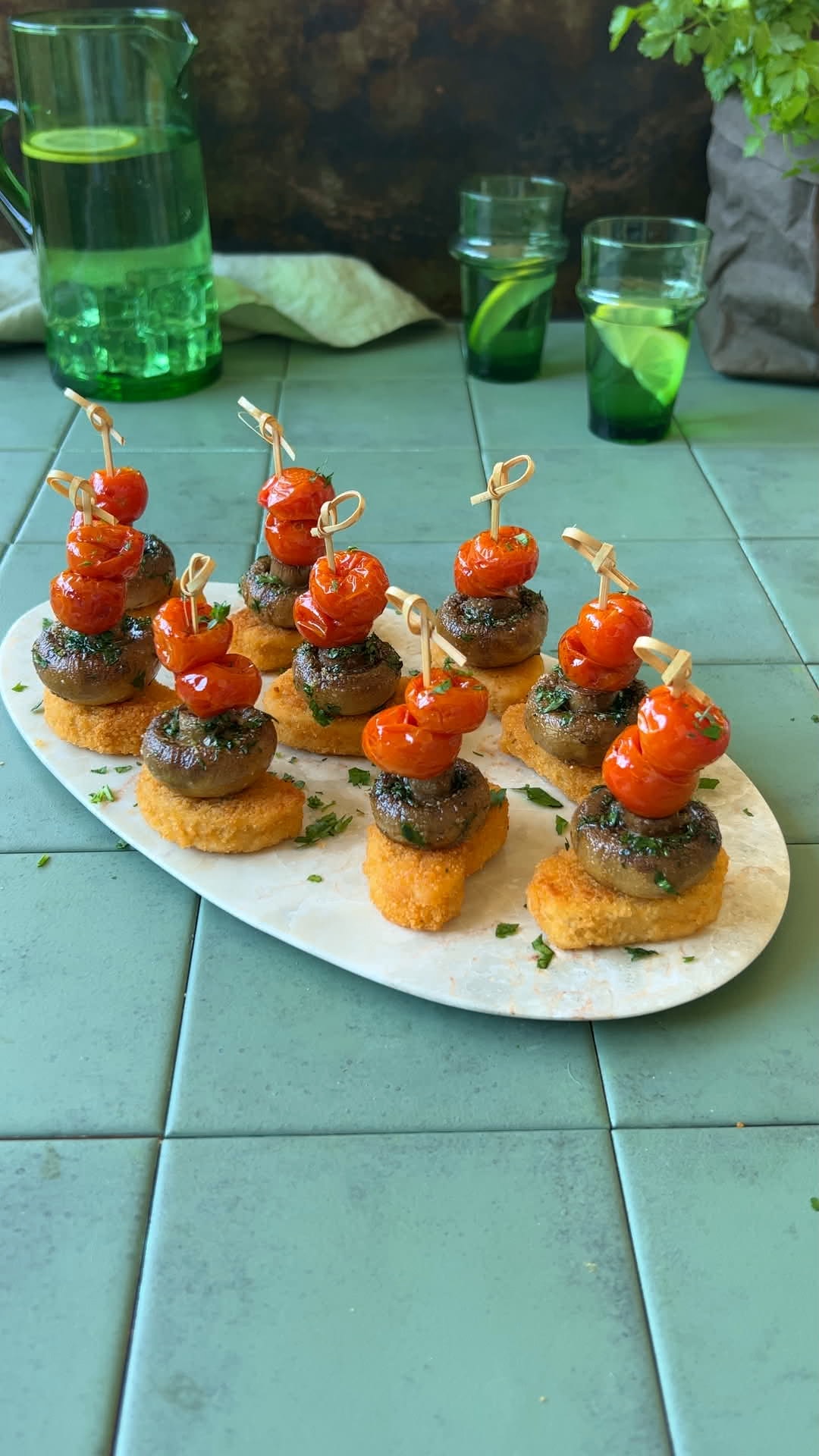 Aperitivo de nuggets con champiñones y tomates cherry 