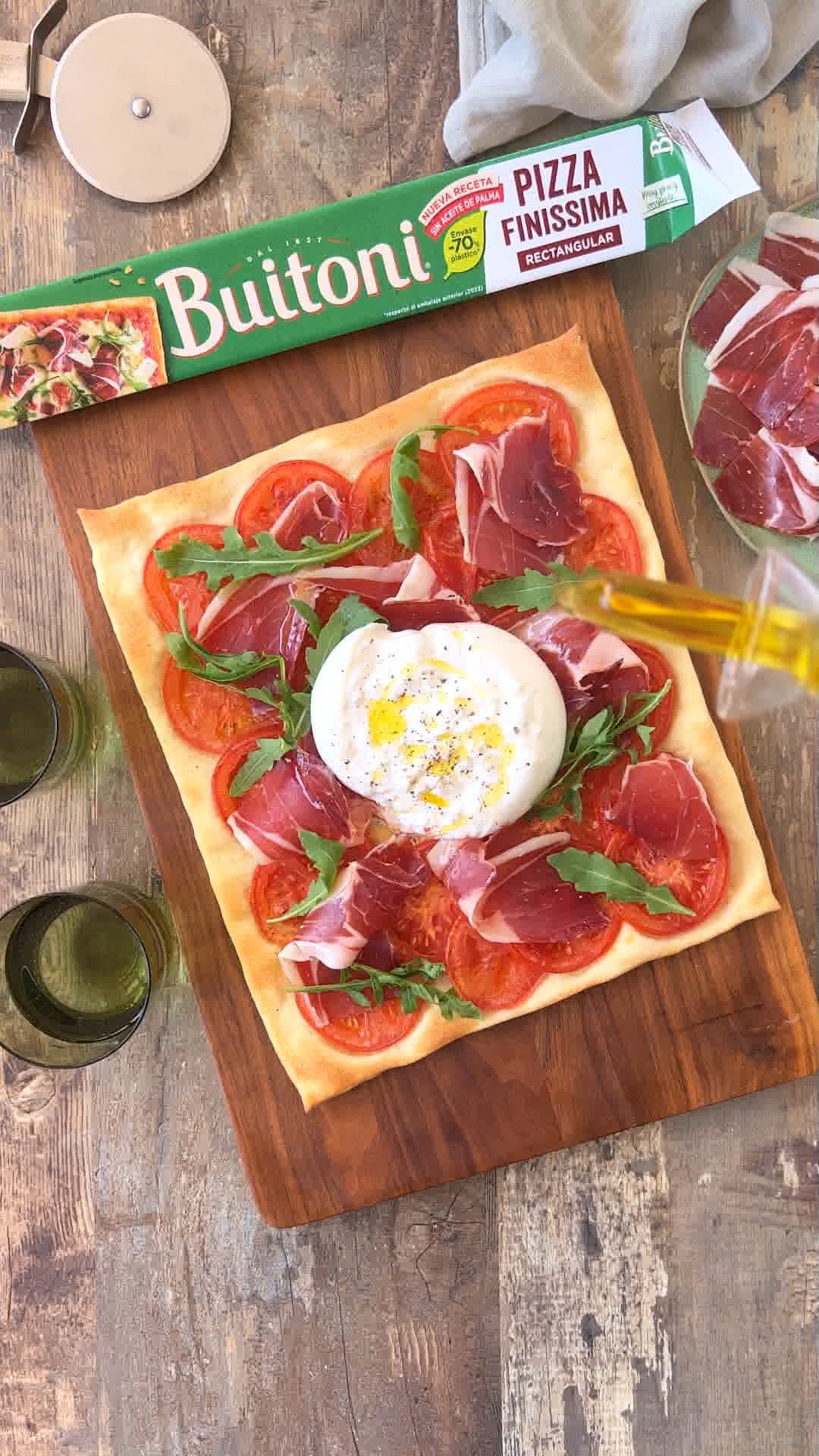 Pizza de jamón y tomate con burrata 