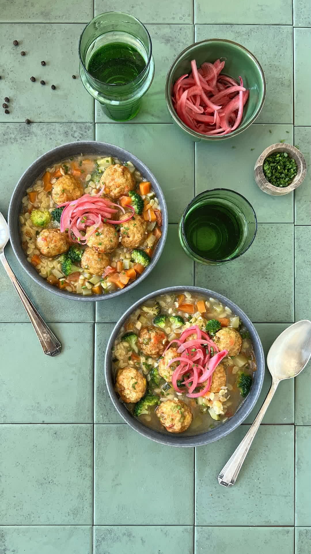 Sopa de verduras y pasta con Veggie Balls