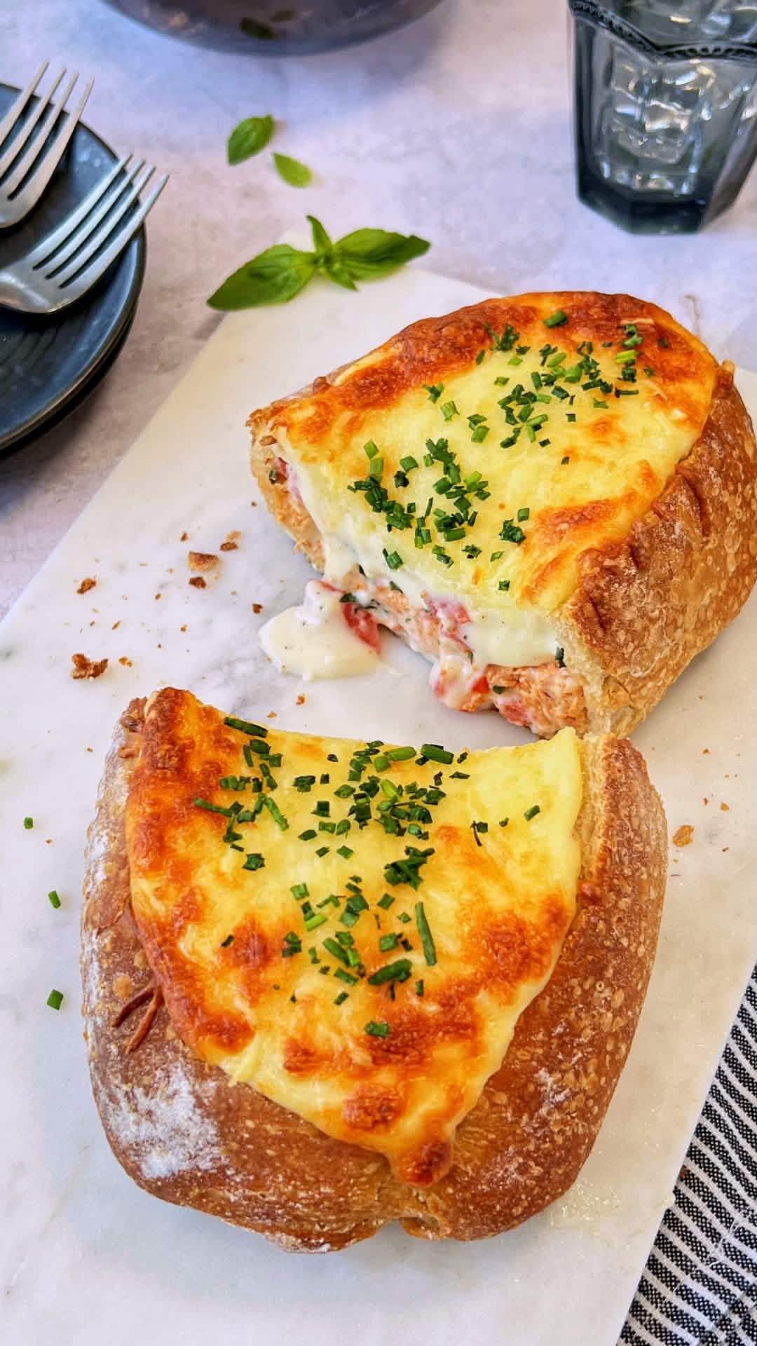 Hogaza de pan rellena de queso y pollo