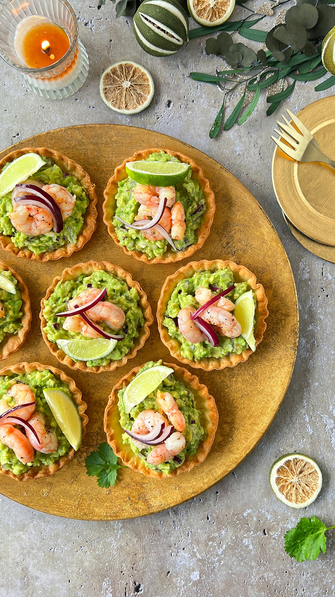 Tartaletas de guacamole y gambones