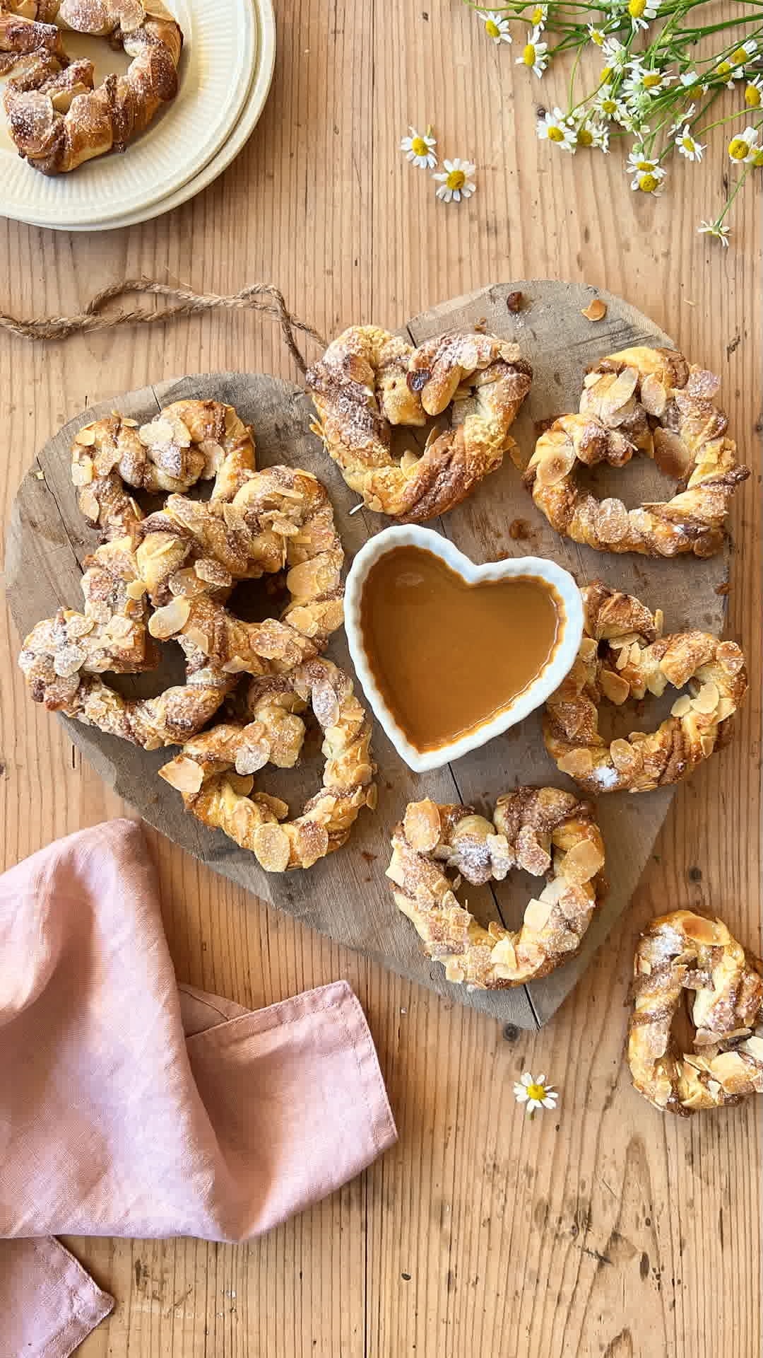 Corazones de hojaldre con crema Lotus Biscoff