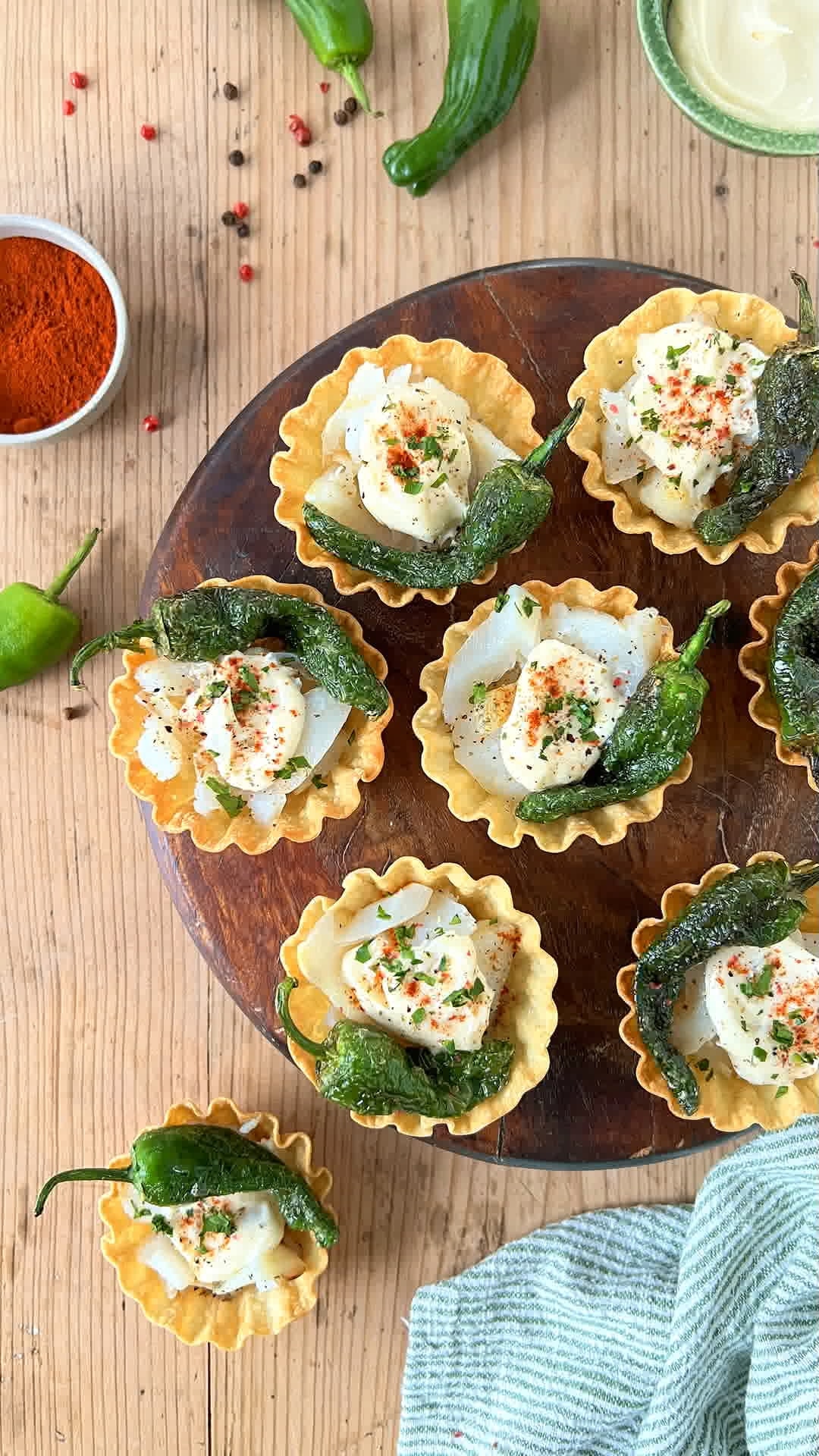 Tartaletas de bacalao con pimientos de Padrón y ajonesa