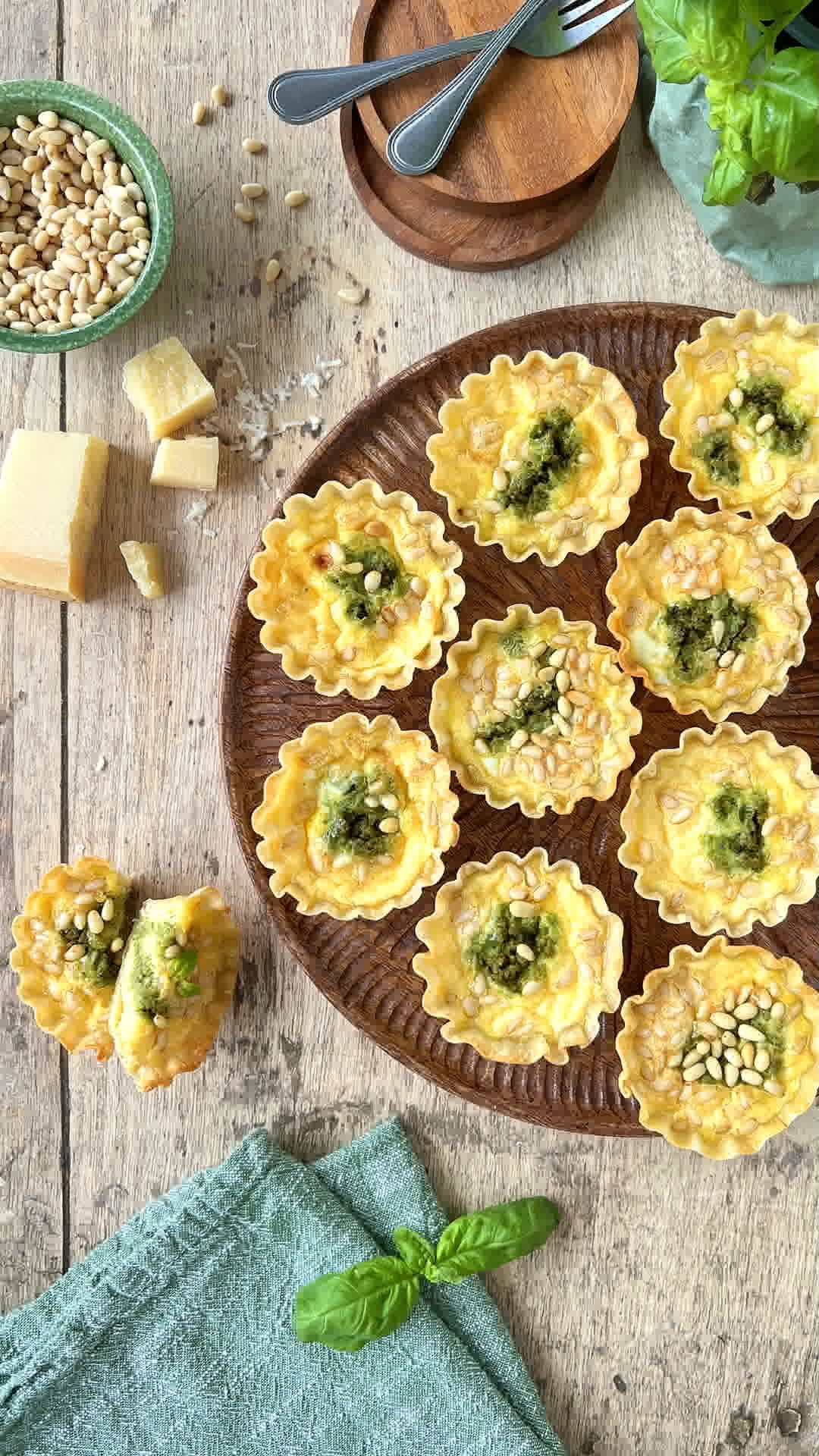 Tartaletas de queso parmesano y pesto