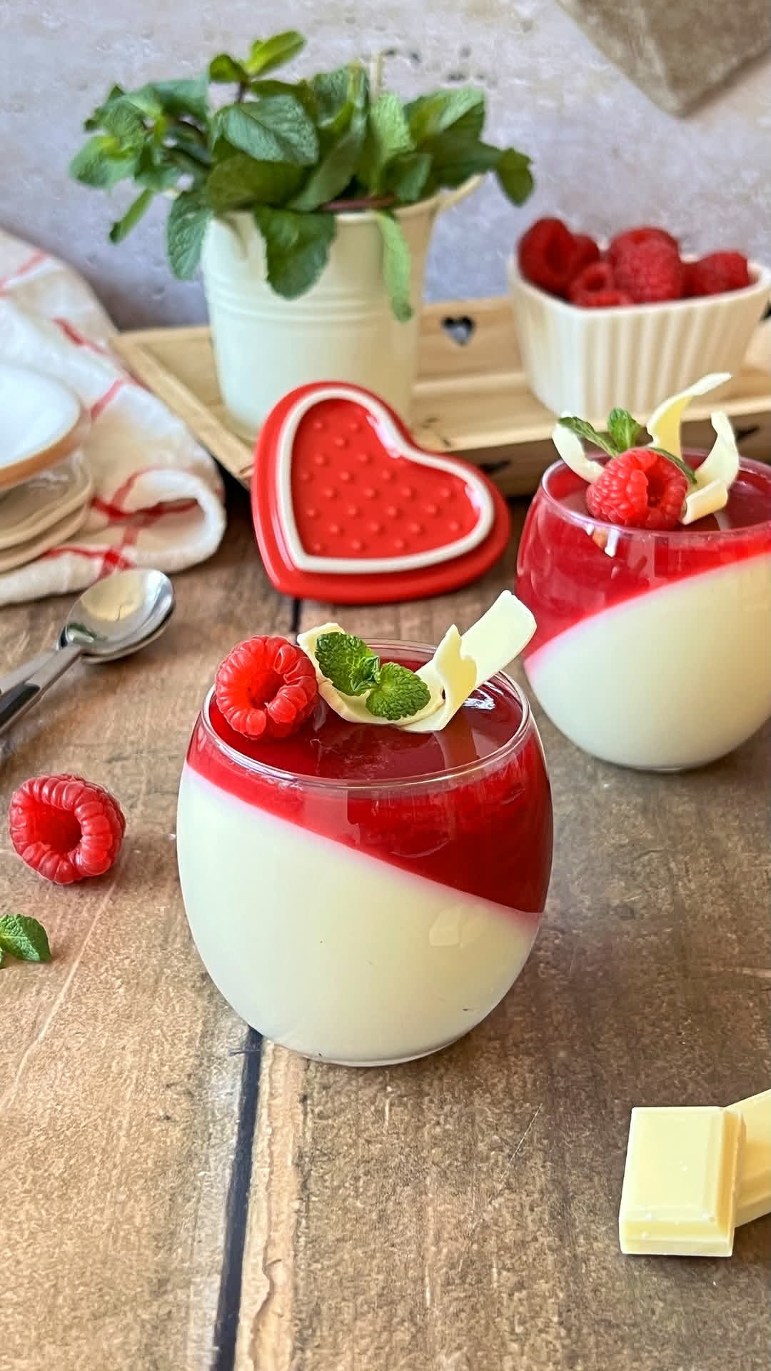 Mousse de chocolate blanco con frambuesas